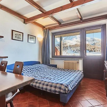4 Palace Apartment *